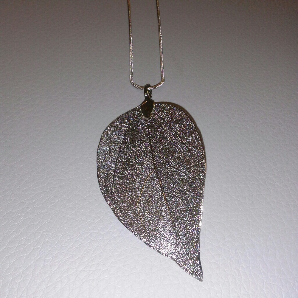 Black leaf necklace - Picture 1 of 4
